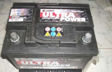 A furat un acumulator de la un autoturism parcat pe bulevardul 1 Mai